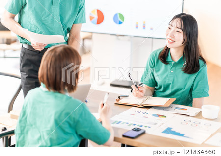 データ分析をするユニフォームのスタッフ 121834360