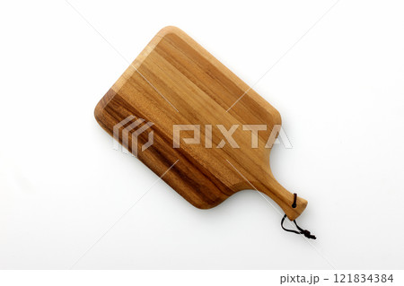 真俯瞰から見た木製のカッティングボード 121834384