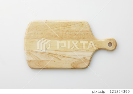 真俯瞰から見た木製のカッティングボード 121834399