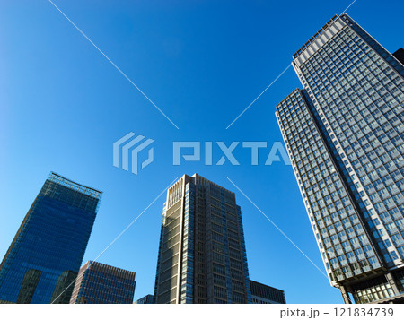 青空の下のビジネス街　東京の丸の内 121834739