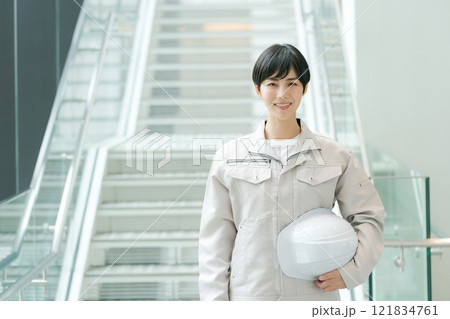 作業着の若い女性 121834761
