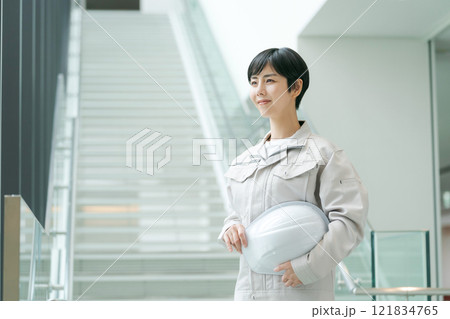 作業着の若い女性 121834765