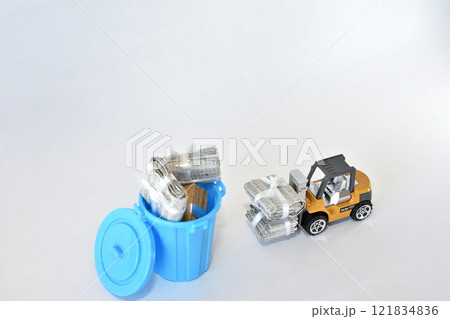 AI自動運転　ポリバケツに捨てられた資源ごみイメージ 121834836