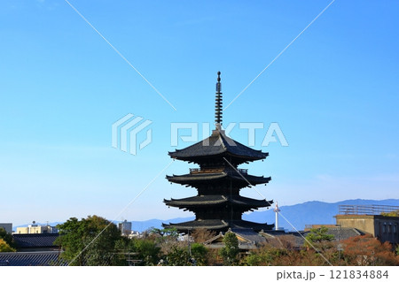 八坂の塔と京都東山の町並み 121834884