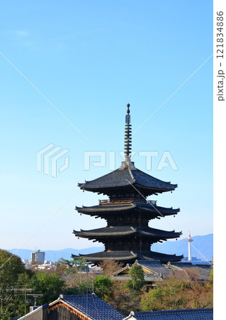 八坂の塔と京都東山の町並み 121834886