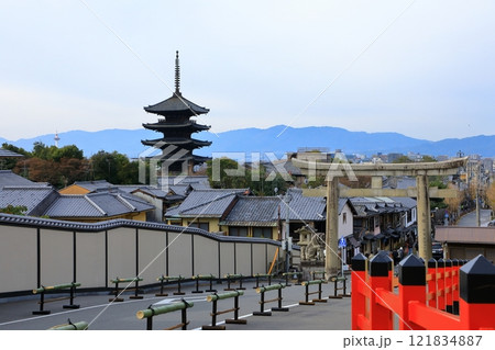 八坂の塔と京都東山の町並み 121834887