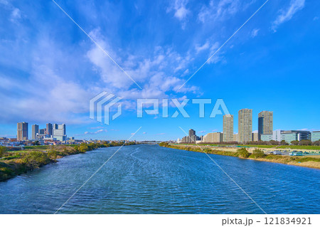 冬の川崎市中原区(東京都大田区)のガス橋から多摩川(丸子橋方面)の水辺の風景 121834921