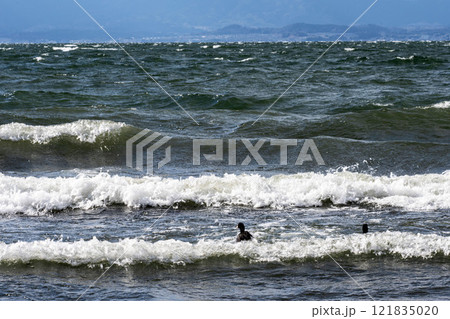 冬の季節風と琵琶湖の波 121835020