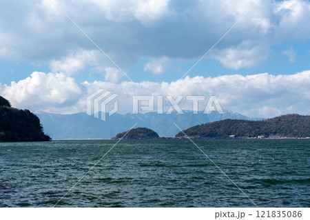 冬の琵琶湖に浮かぶ沖島の情景 121835086