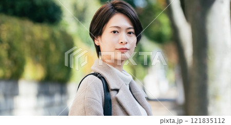 屋外を歩く女性 屋外を歩く女性 121835112