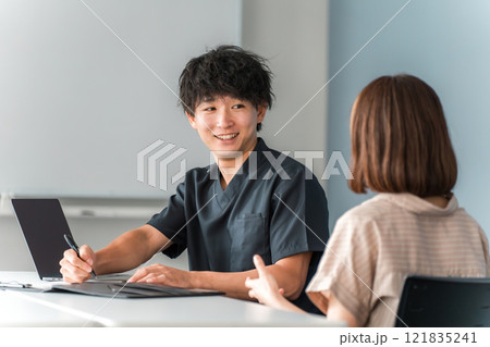 病院で診察・診療・カウンセリング・相談を受ける医師・看護師・カウンセラーの男性と患者 121835241