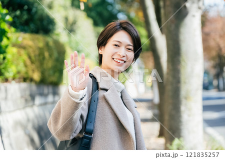 屋外を歩く女性 屋外を歩く女性 121835257