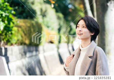 屋外を歩く女性 121835281