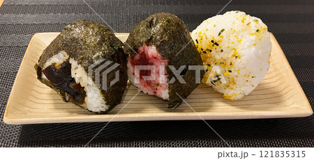 日本食の定番、おやつにも美味しい三角山型、三種類のおにぎり。 日本食の定番、おやつにも美味しい三角山型、三種類のおにぎり。 121835315