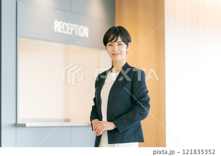 案内をするビジネスウーマン 案内をするビジネスウーマン 121835352