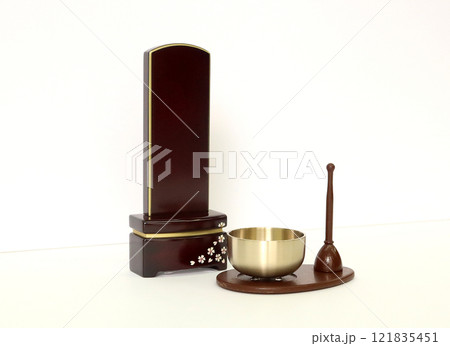 現代風のお鈴と隣に飾られた現代風位牌 手元供養のイメージ2 121835451