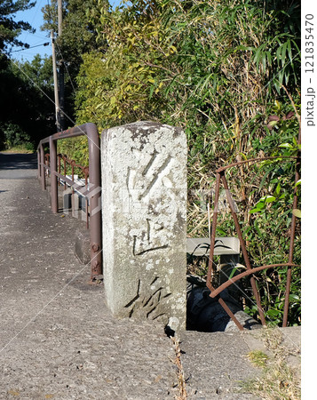 千葉県鋸南町にある石積み上路アーチ橋汐止橋の親柱 121835470