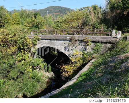 千葉県鋸南町にある石積み上路アーチ橋汐止橋の全景 121835476