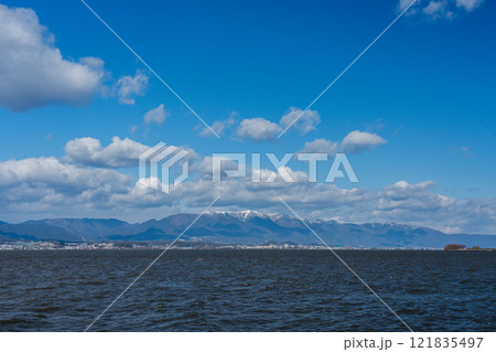 冬の季節風が吹く琵琶湖の情景と雪の比良山系 冬の季節風が吹く琵琶湖の情景と雪の比良山系 121835497