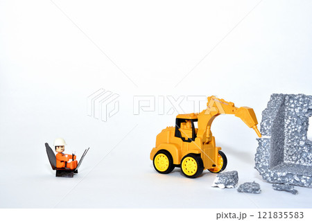 AI人工知能　大型重機を遠隔操作するイメージ 121835583