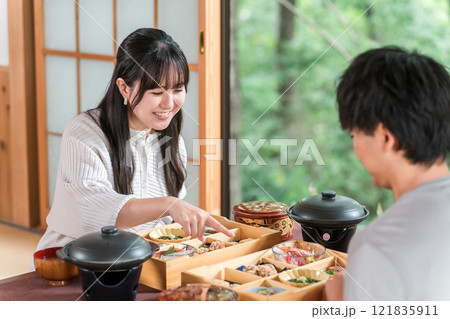 旅館で会席料理を楽しむ夫婦・カップル（部屋食・懐石料理・御膳・贅沢） 121835911