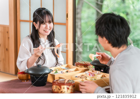 旅館で会席料理を楽しむ夫婦・カップル（部屋食・懐石料理・御膳・贅沢） 121835912