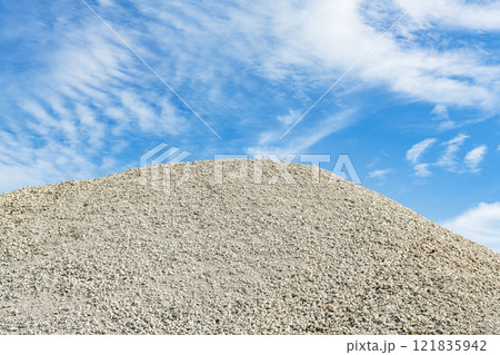 工業用の砂利（工業用資材イメージ） 121835942
