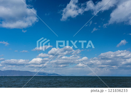 野洲市湖畔より遠望する冬の湖北方面 121836233