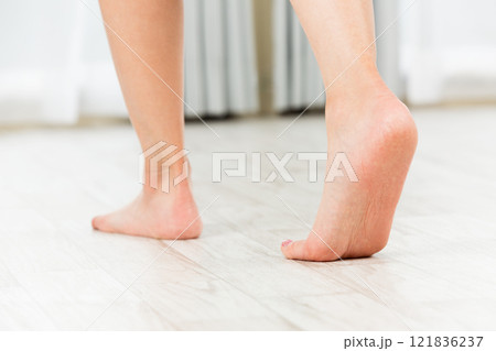 素足で歩く若い女性. 素足で歩く若い女性. 121836237