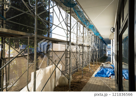 室内から見た改修工事・修繕工事の足場 室内から見た改修工事・修繕工事の足場 121836566