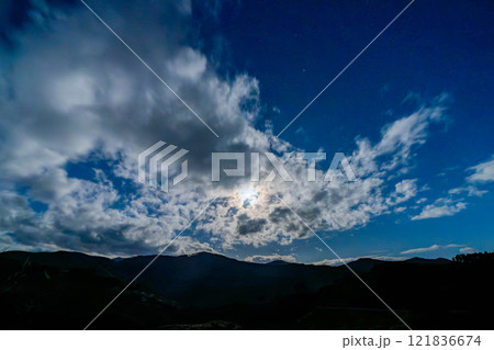 月光に照らされる山並みと雲の舞 121836674