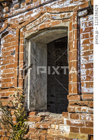 Abandoned old building 121836829
