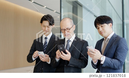 ITについて考えるビジネスパーソン ITについて考えるビジネスパーソン 121837018