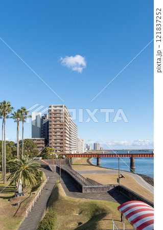 宮崎 大淀大橋から見た大淀川河畔 橘公園　宮崎県宮崎市 121837252