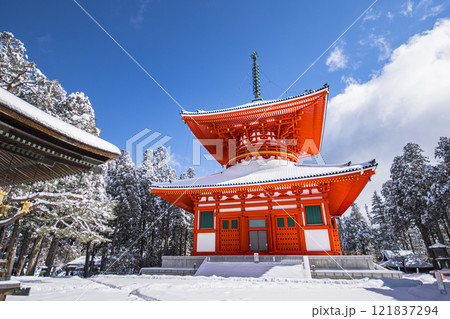 雪の高野山観光 雪の高野山観光 121837294