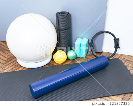 スポーツジムのトレーニング用品 121837326