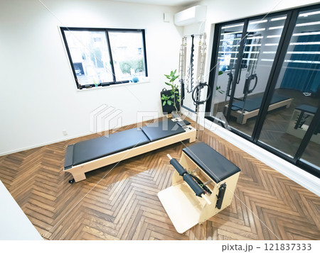 ピラティススタジオの風景 ピラティススタジオの風景 121837333