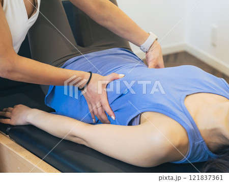 ピラティスのレッスンを受ける女性 ピラティスのレッスンを受ける女性 121837361