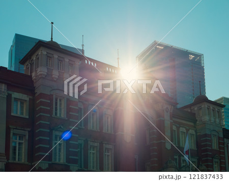 朝日が差し込む東京駅 フィルム風 朝日が差し込む東京駅 フィルム風 121837433