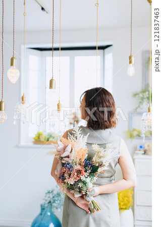花束を持つ女性の後姿 花束を持つ女性の後姿 121837463