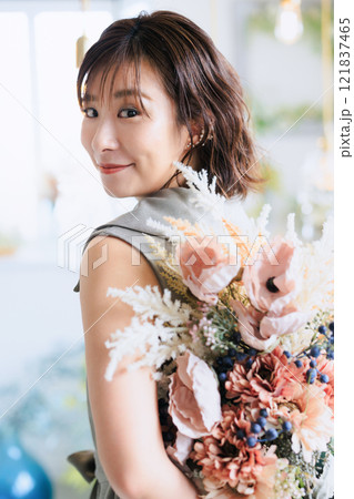 花束を持つ女性 花束を持つ女性 121837465