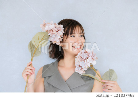 花束を持つ女性 花束を持つ女性 121837468