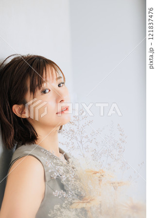 花束を持つ女性 121837476