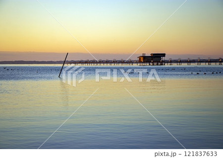 空がオレンジ色に染まった早朝の霞ヶ浦の風景 空がオレンジ色に染まった早朝の霞ヶ浦の風景 121837633