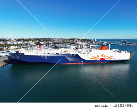 茨城　大洗　大洗港に停泊中のさんふらわあかむい（ドローン撮影） 121837849