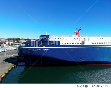 茨城　大洗　大洗港に停泊中のさんふらわあかむい（ドローン撮影） 121837850