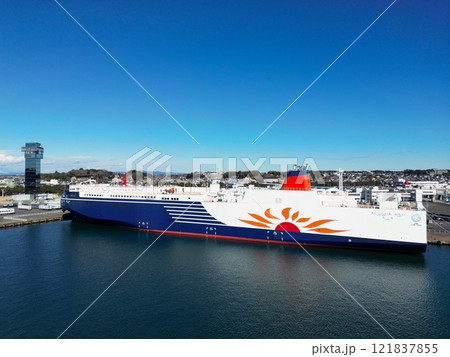 茨城　大洗　大洗港に停泊中のさんふらわあかむい（ドローン撮影） 121837855