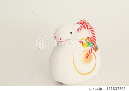 年賀素材　巳年　干支の土鈴　白バック 121837863