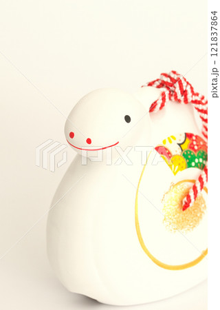 年賀素材　巳年　干支の土鈴　白バック 121837864