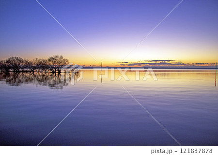かすみがうら市の歩崎公園から見た早朝の霞ヶ浦の風景 121837878